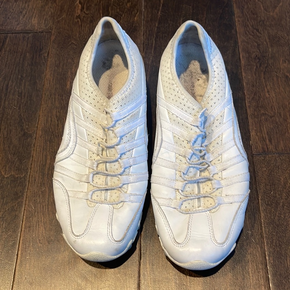 Women’s 8 Sketchers White Shoes